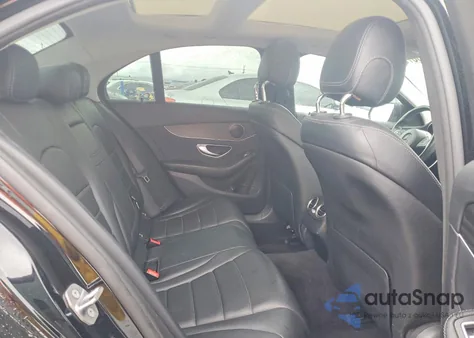 2017 Mercedes-Benz C 300 z USA, uszkodzony, nr VIN 55SWF4JB8HU218098